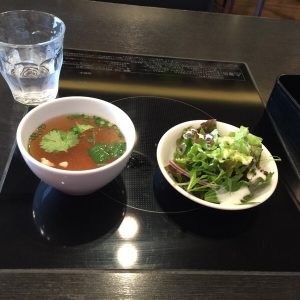 絶品丼のスープとサラダ